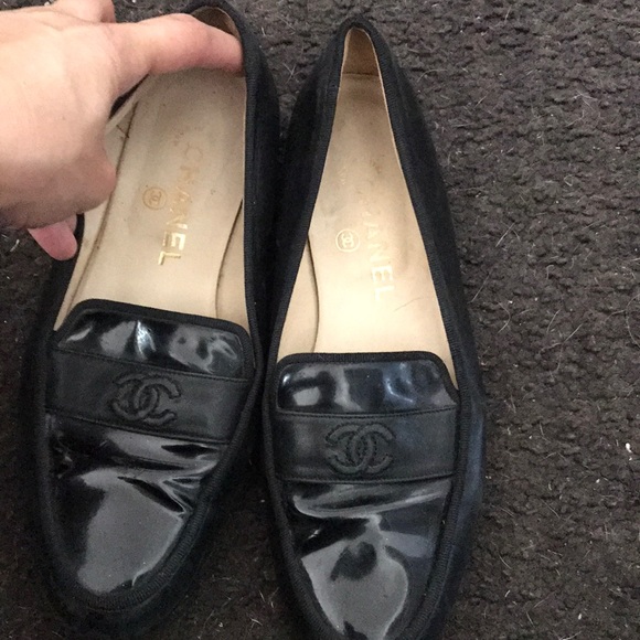CHANEL LAMBSKIN & PATENT LEATHER BLACK LOAFERS - Picture 4 of 10